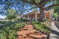 3BR/3BA 1940s Bungalow Near Expo Square. Pet friendly! Expo Square 주변 호텔