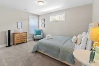 CDA home walking distance to beaches, parks, library and downtown boutiques