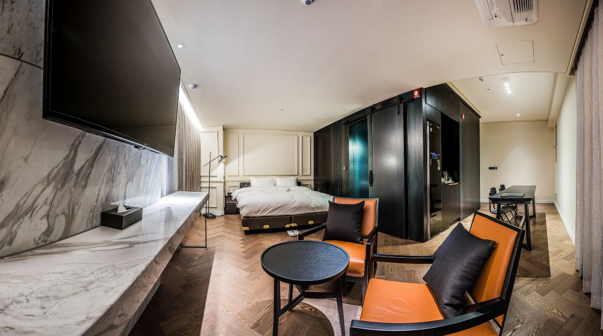 Rivertain Hotel