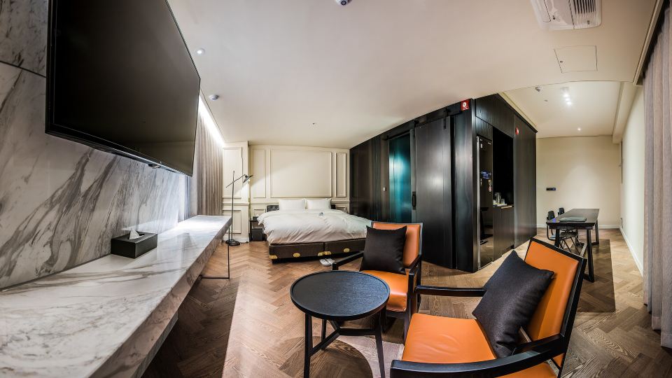 Rivertain Hotel