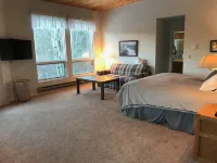 滑進滑出山間靜居，配有超大露台、熱水浴缸和絕美景觀的度假屋