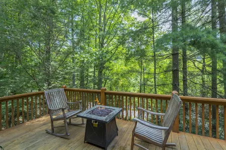 Sunrise Retreat! Hot Tub+FirePit, Fireplace, Game Room, Resort Access, Skiing!