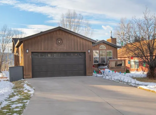 Escape to Modern Mountain Retreat Near Top Ski Resorts w/ Hot Tub!