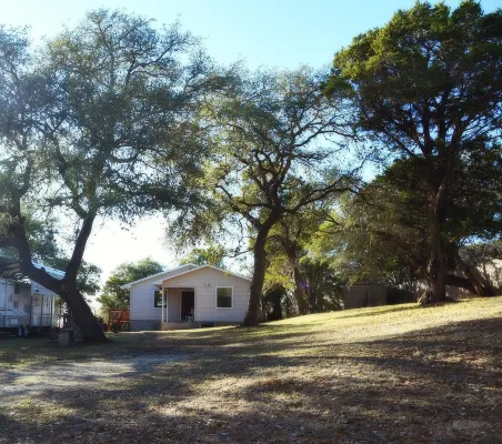 Bandera/Pipe Creek House on Medina River-Large Deck with beautiful view Hotels in Pipe Creek