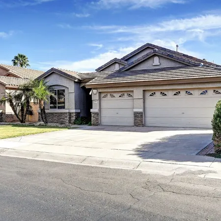 Spacious 4-bedroom house in marvelous Gilbert!