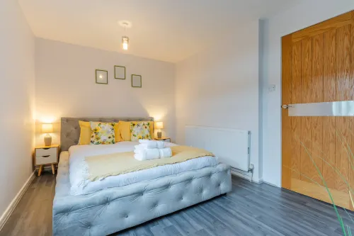 Sleek and Cozy 1BR Resorts World Nearby Hotels in Fordbridge