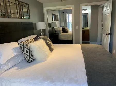 Perfectly Located on Main Street; Town Lift!  Very Clean!!  Grand Galleria Отели рядом с достопримечательностью «Дир-Вэлли»