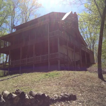 Cabin on Dale Hollow Lake - Hike to lake