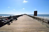 Beautiful top floor Condo/2 pools Steps From Beach  And Pier