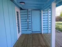 Pet Friendly Cottage-3 blocks from Beach New fenced yard.