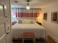 Beach cottage in the heart old town Manteo 0BX.  welcome