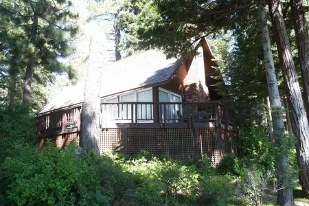 Cozy Private Lakefront Cottage Surrounded By Lush Trees Отели в г. Carnelian Bay