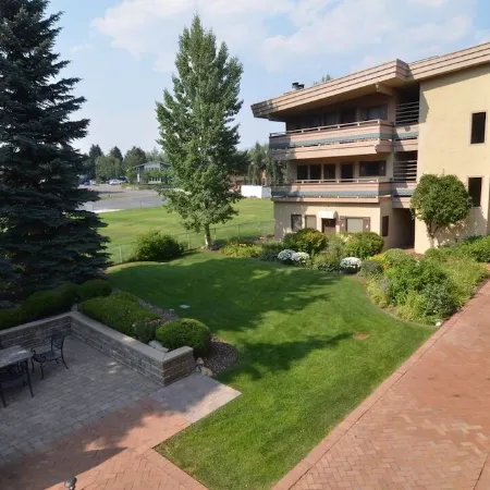 Smart Sun Valley location! Year-round heated pool & spa. Walk to town & lifts.