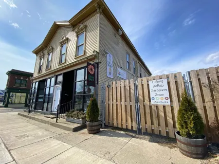 Sunny Full House in ♥ of Five Points, Self Check-In Отели рядом с достопримечательностью «Центр Конвенции Буффало Ниагара»