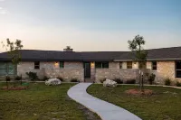 Upscale, Magnificent Views,  Dog Friendly. Owner Friendly!