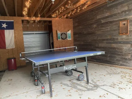 Quiet Lakefront!  Kayak, sup, Lilypad, game room! Pet friendly!