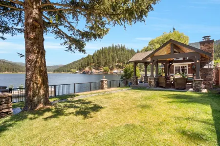 Waterfront Luxury Tiny Home w/ private dock on Deer Lake