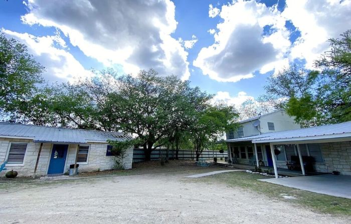 Frio Riverfront House+Bunkhouse, Volleyball Pool, Pavillion!