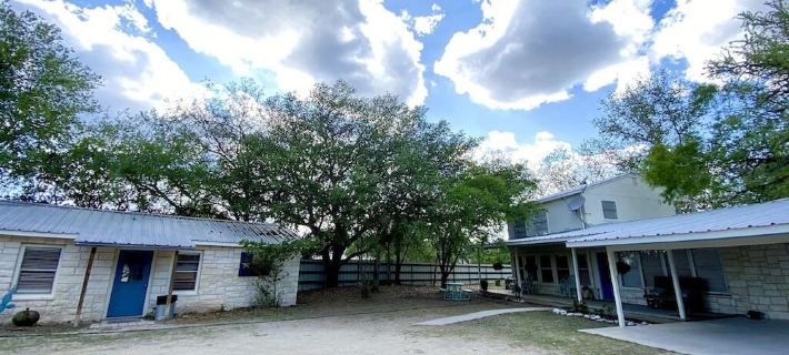 Frio Riverfront House+Bunkhouse, Volleyball Pool, Pavillion! Hotels in Real County