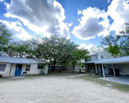 Frio River House + Bunkhouse, Private Volleyball Pool, Pavilion, Riverfront! Hotels in Real County