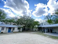 Frio Riverfront House+Bunkhouse, Volleyball Pool, Pavillion! - 3 estrellas