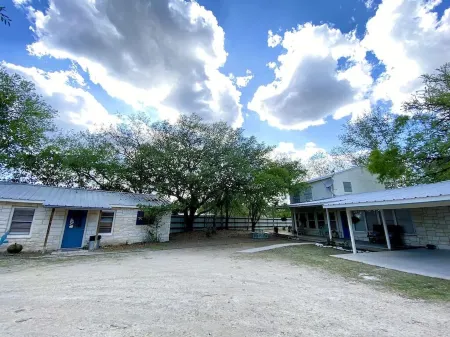 Frio River House + Bunkhouse, Private Volleyball Pool, Pavilion, Riverfront!