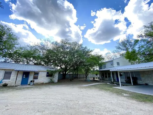 Frio River House + Bunkhouse, Private Volleyball Pool, Pavilion, Riverfront!