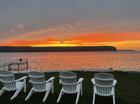 Scandi-inspired Loft - Historic - Waterfront - Pet Friendly - Open year around