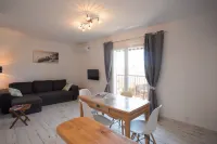 THE PRADET Appart 4 pers sea view beach 50m Hotels in Le Pradet