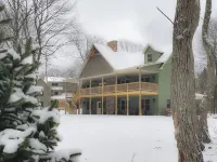 Pine Crest Lodge, 8Br 5BA Home with Beach Access, Fire Pit, & Private Hot Tub - Chalets