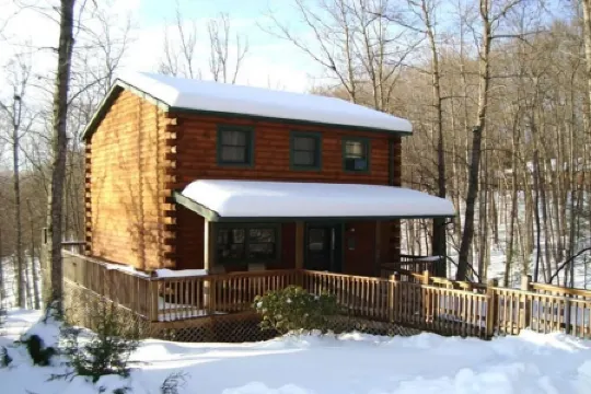 The Cardinal log cabin. Wrap around deck, firepit. Next to Pipestem resort park.