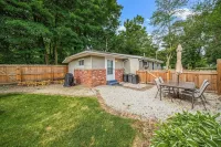 Lake Grove Cottage: 1 min walk to the Strip! Hotels near Fascination