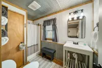 Lakefront Tiny Farm House, with pool, on quiet Lake Hudson Hotels in Mayes County