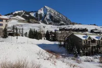 SPACIOUS TOWNHOME WITH BEAUTIFUL MOUNTAIN VIEWS 