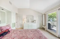 Starlight Deck House: Village house