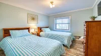 Starstorm Mountain ApartmentLakeview deck & hiking trail, near many activities.