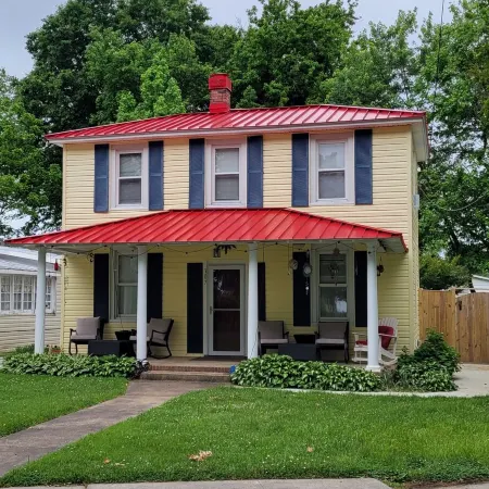 Charming 4-bedroom, 2-bath cottage, dog friendly, AC, WiFi, 1 block to beach