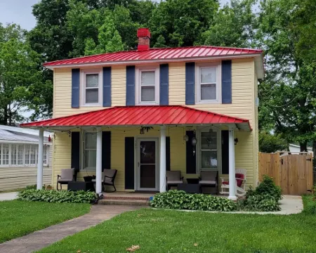 Charming 4-bedroom, 2-bath cottage, dog friendly, AC, WiFi, 1 block to beach Hotels in Colonial Beach