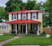 Charming 4-bedroom, 2-bath cottage, dog friendly, AC, WiFi, 1 block to beach