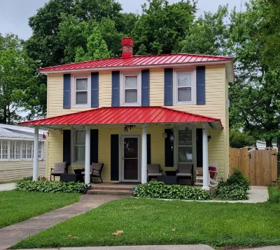 Charming 4-bedroom, 2-bath cottage, dog friendly, AC, WiFi, 1 block to beach Hotels in der Nähe von Colonial Beach