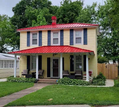Charming 4-bedroom, 2-bath cottage, dog friendly, AC, WiFi, 1 block to beach