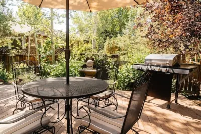 NEW Upscale home with hot tub & backyard oasis! 투말로 주립공원 주변 호텔