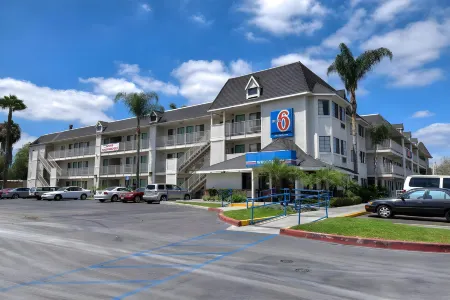 Beachside Inn Отели рядом с достопримечательностью «Дисни Калифорния Адвенчер Парк»