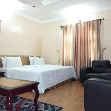 First Laurel Hotel & Suites