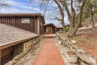 Spacious Lake-View Home + Cottage, Family Getaway Near Branson, Boat Parking Hotels in Ruth B Rural Township