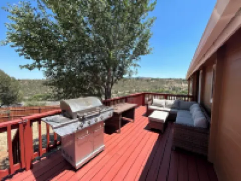 Cozy log cabin with stunning views, only 10 minutes from downtown Prescott.