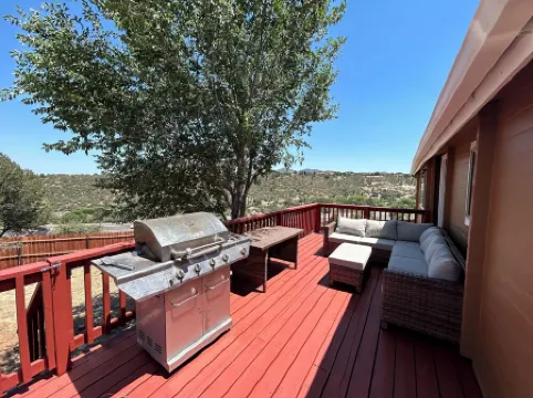Cozy log cabin with stunning views, only 10 minutes from downtown Prescott.