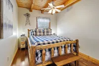 2 Bd Log Cabin, Hot Tub, Utk/Neyland, Smokies, 16Acres, FP, Arcade, Fishing