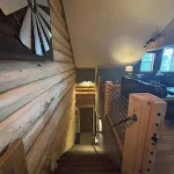 Custom Newly Discounted Condo. Minutes from Ski Slopes, Restaurant & Shopping.