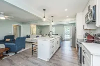 10 Mins to Sullivan's Island w/Fenced Backyard, Cozy Mt. P Ranch - Boutique